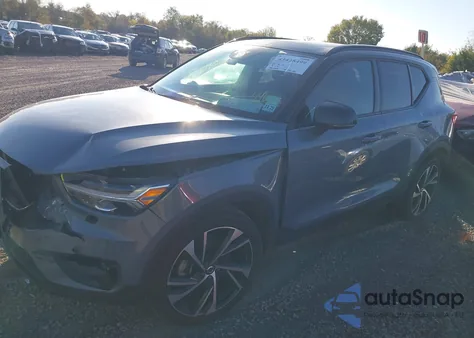 2021 Volvo Xc40 T5 R-Design z USA, uszkodzony, nr VIN YV4162UM7M2446598